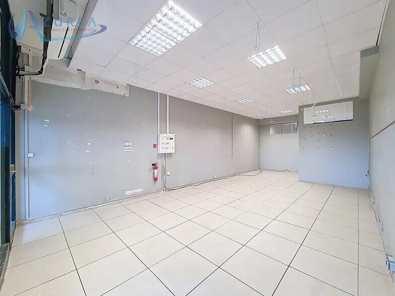 Retail in Nice for lease - Interior Photo - Image 3 of 5