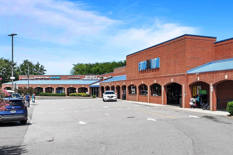 1-34 Dunlop Village Cir, Colonial Heights, VA for lease - Building Photo - Image 2 of 4