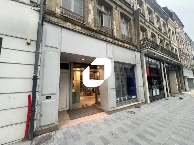 Retail in Douai for lease - Building Photo - Image 1 of 3