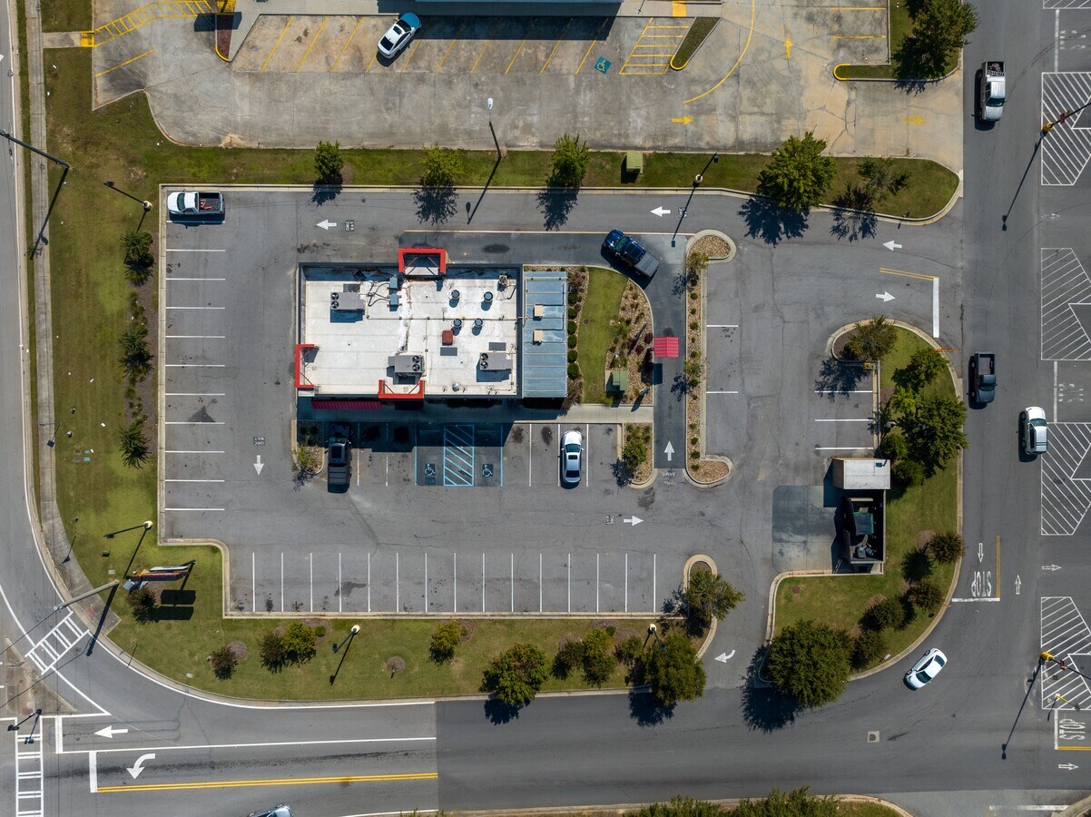 195 Walmart Cir, Sandersville, GA 31082 Hardee's