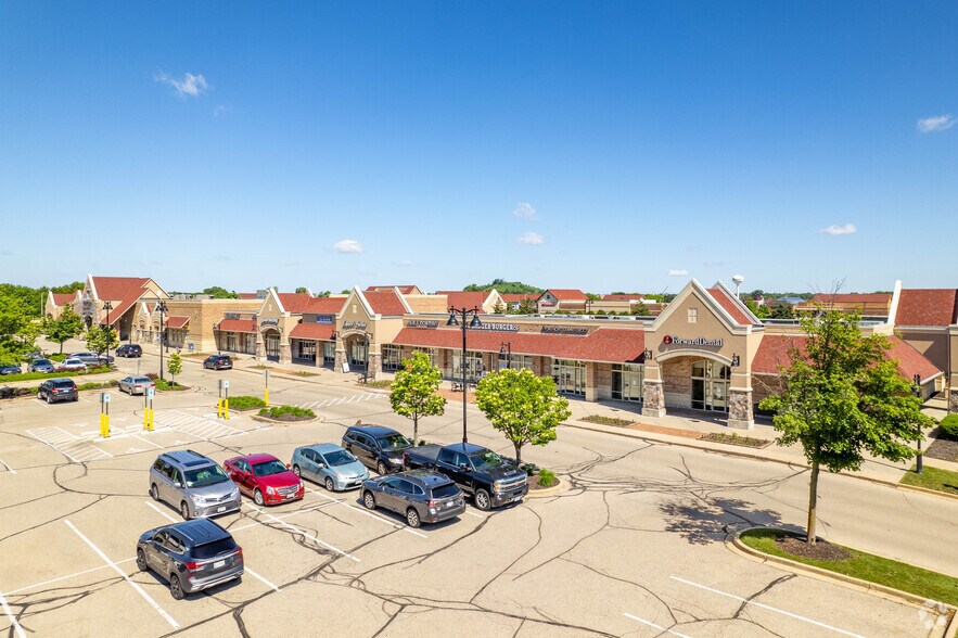 1300-1380 Pabst Farms Blvd, Oconomowoc, WI for sale - Primary Photo - Image 1 of 1