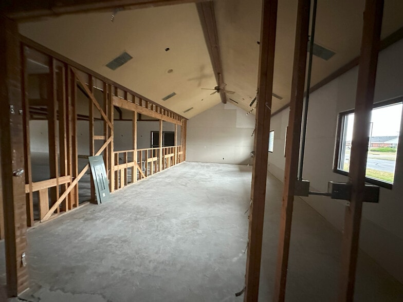 301 Kienle Dr, Piqua, OH for lease - Interior Photo - Image 2 of 17