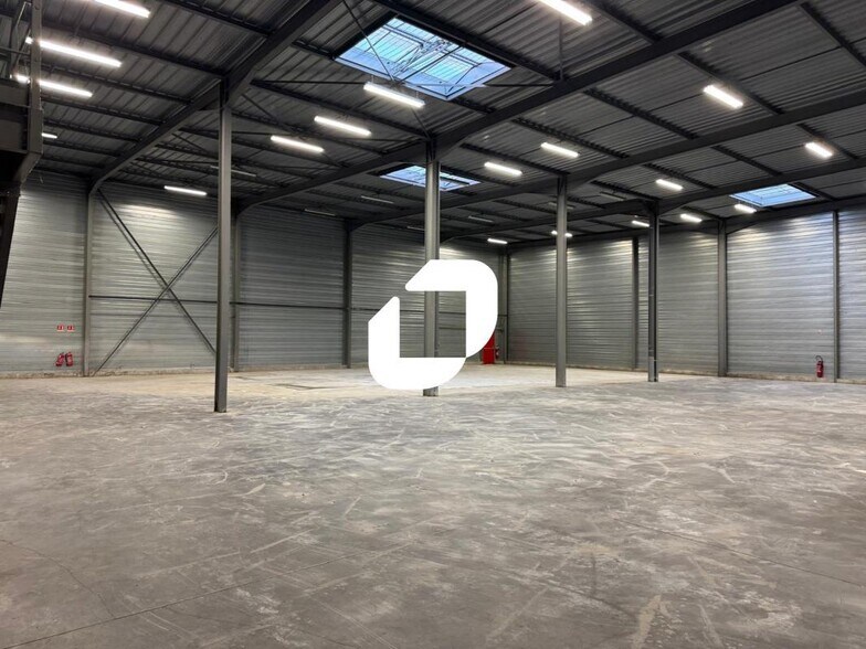 Flex in Chelles for lease - Interior Photo - Image 3 of 9
