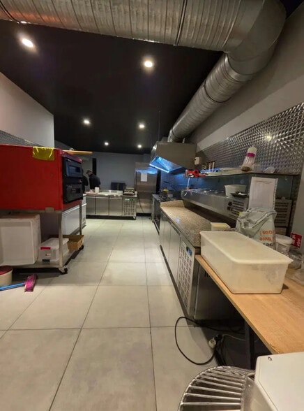 Retail in Bois-Colombes for lease - Interior Photo - Image 3 of 3