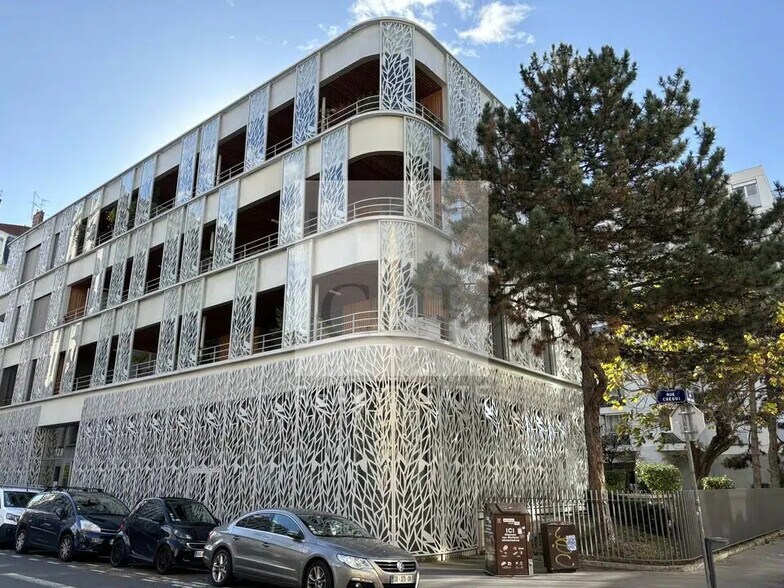 Office in Lyon for lease - Building Photo - Image 1 of 12