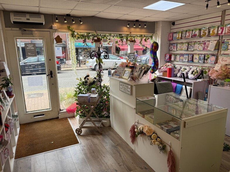 Shop 1, The Centre, Prospect House, The Broadway, Farnham Common for lease - Building Photo - Image 3 of 5