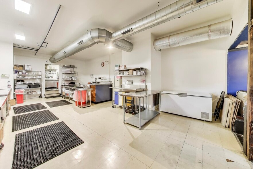 2889 N Milwaukee Ave, Chicago, IL for sale - Interior Photo - Image 2 of 14