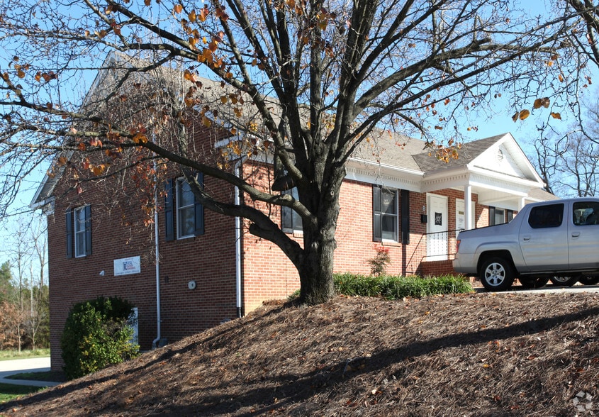 207 Oakdale Rd, Jamestown, NC for lease - Building Photo - Image 3 of 5