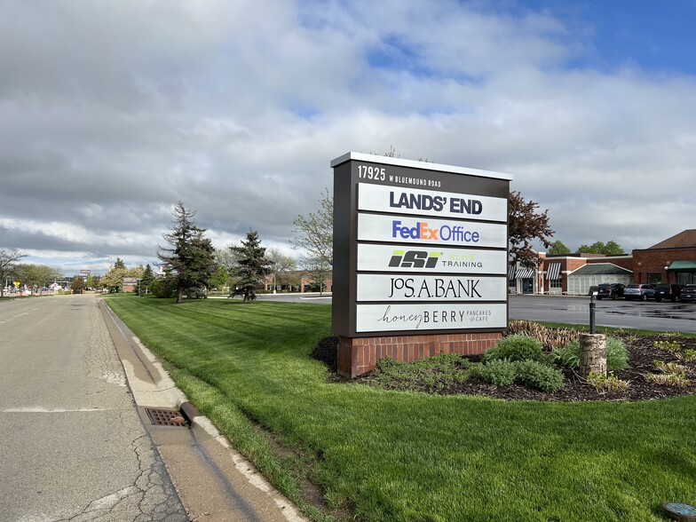 17925 W Bluemound Rd, Brookfield, WI for lease - Building Photo - Image 2 of 7