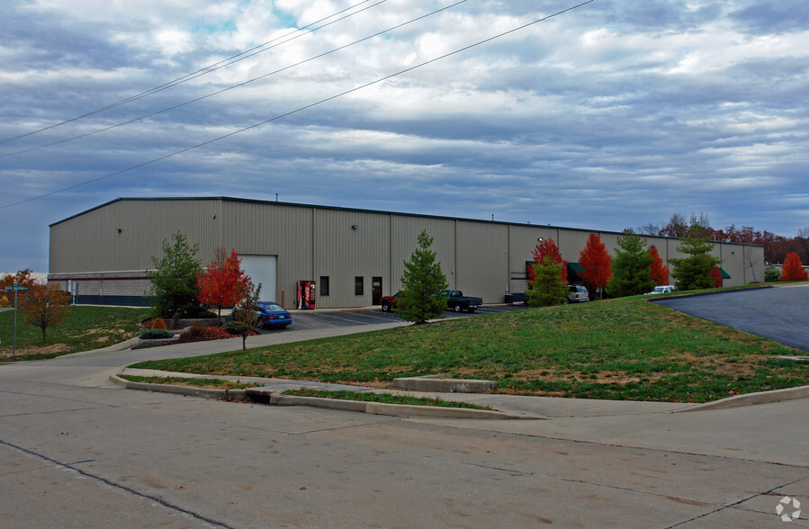 111-117 Avalon Industrial Pky, Wentzville, MO for lease - Building Photo - Image 3 of 5