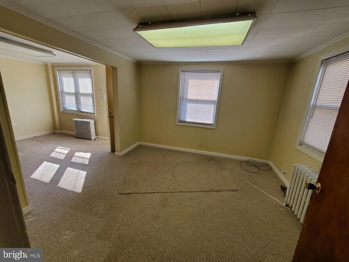 613 W Oak Ln, Glenolden, PA 19036