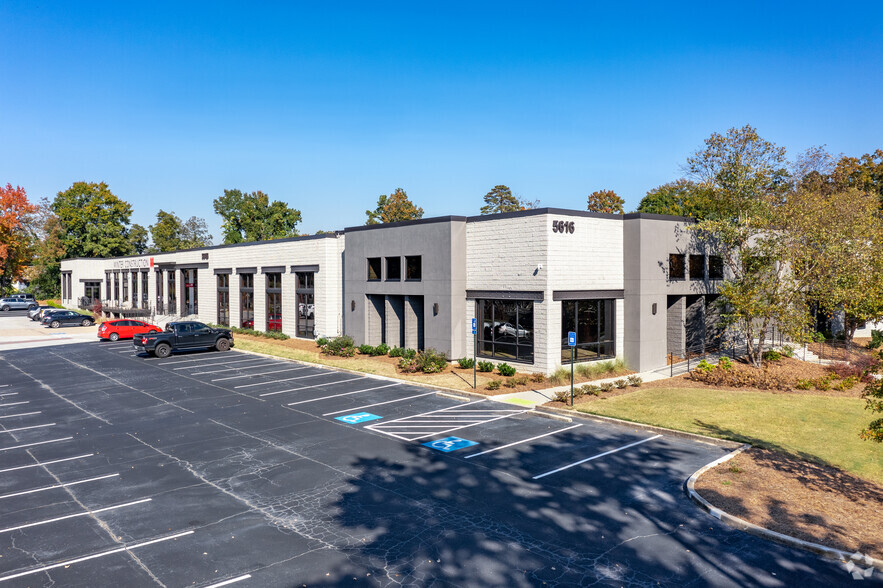 5616 Peachtree Rd, Atlanta, GA for lease - Building Photo - Image 2 of 21