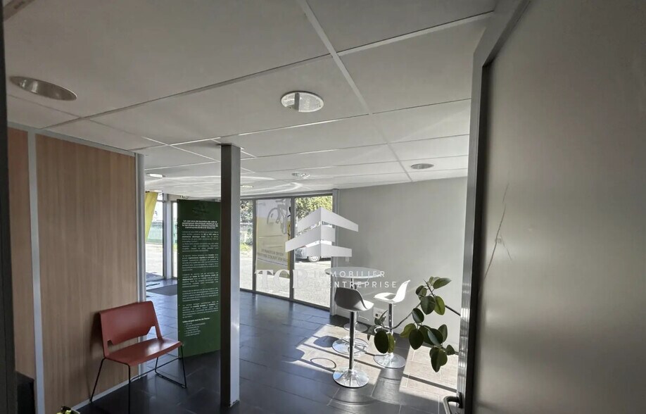Flex in Treillières for lease - Interior Photo - Image 3 of 15