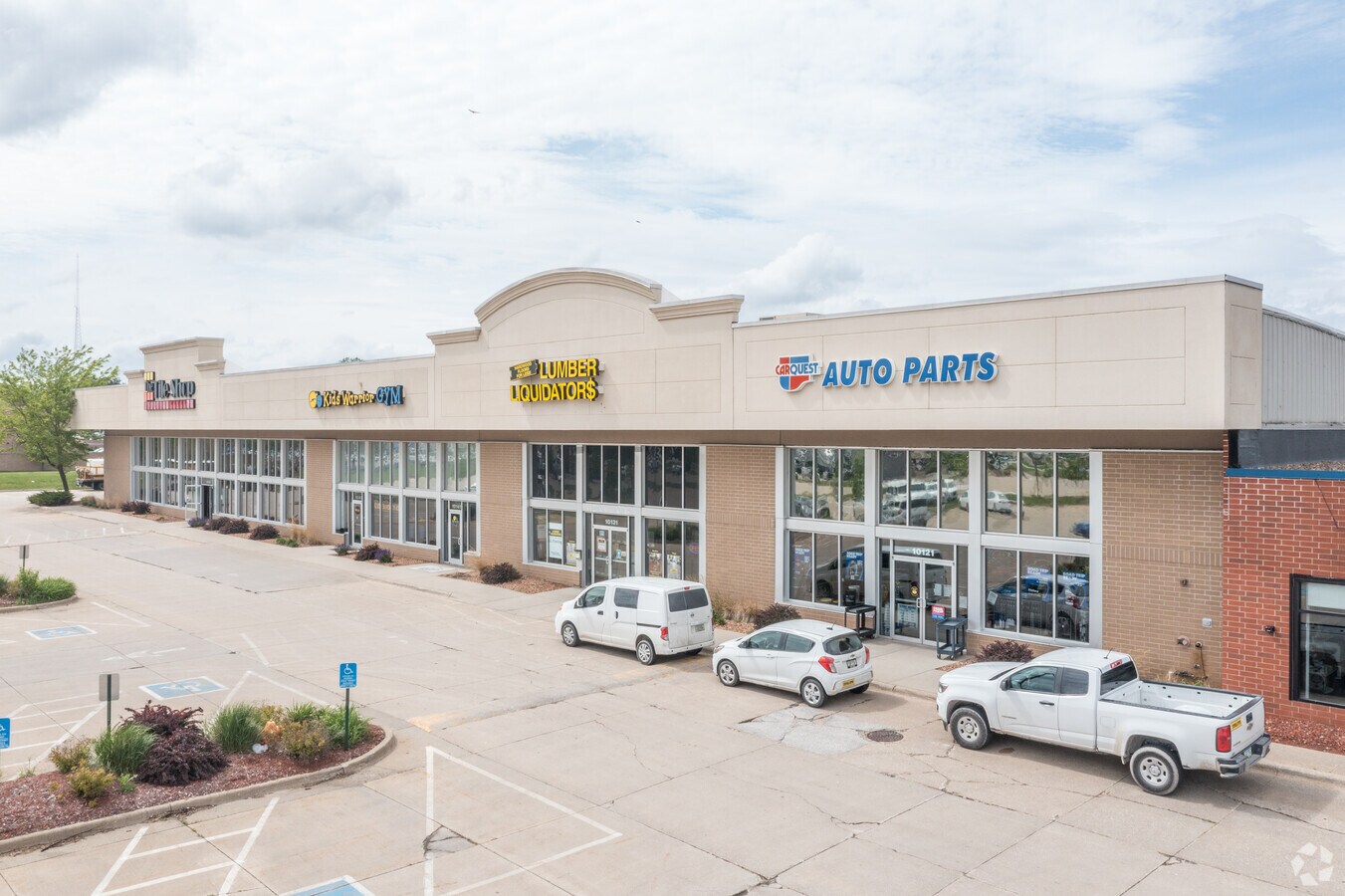 1012110151 Hickman Rd, Urbandale, IA 50322