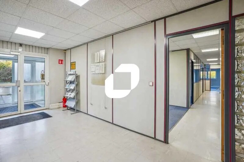 Office in Nozay for lease - Lobby - Image 2 of 14