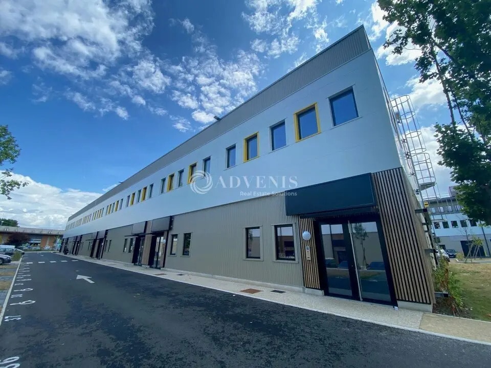 Flex in Fresnes for lease Building Photo- Image 1 of 12