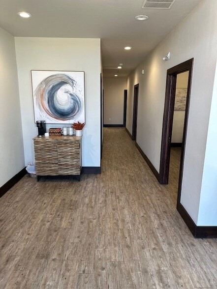 2216 NW 164th, Edmond, OK for lease - Interior Photo - Image 2 of 10