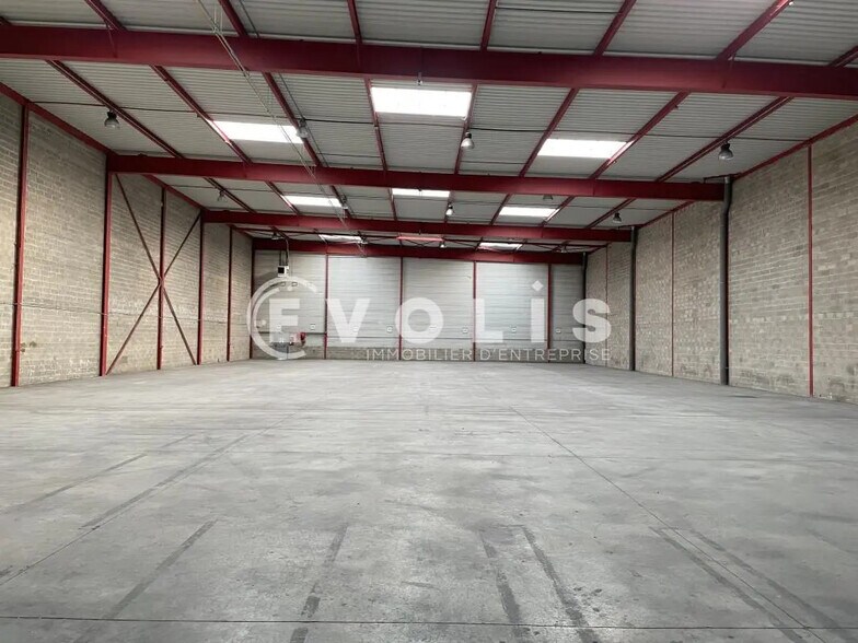 Industrial in Combs-la-Ville for lease - Interior Photo - Image 1 of 5