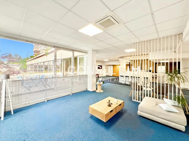 Office in Suresnes for sale - Building Photo - Image 2 of 8