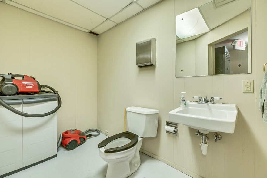 3040 Lyndale Ave S, Minneapolis, MN for lease - Interior Photo - Image 2 of 69