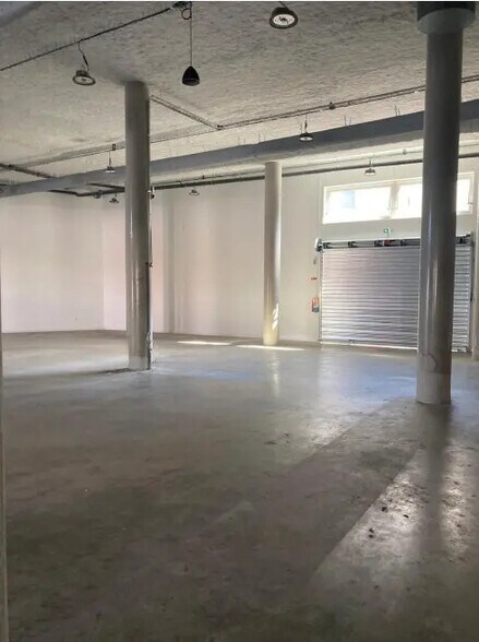 Flex in Lyon for lease - Interior Photo - Image 3 of 4