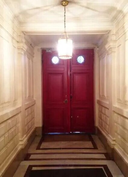 Office in Paris for sale - Lobby - Image 2 of 6