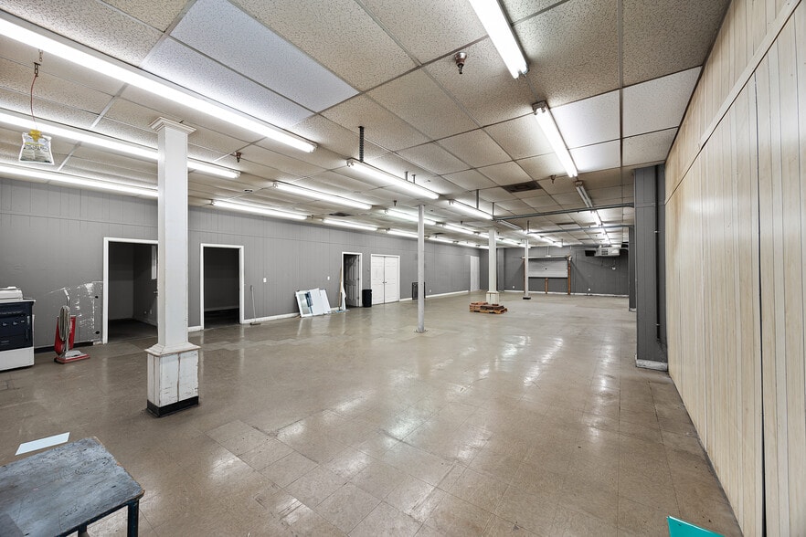 2058 Hollywood Dr, Jackson, TN for sale - Interior Photo - Image 3 of 25