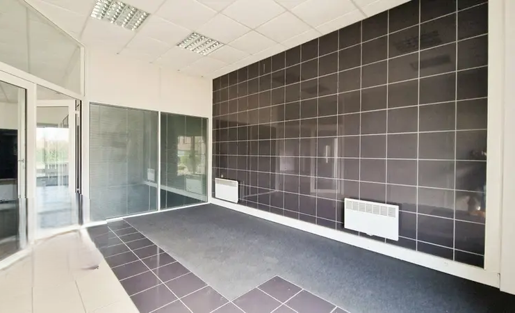 Flex in Chartres for lease - Lobby - Image 1 of 2