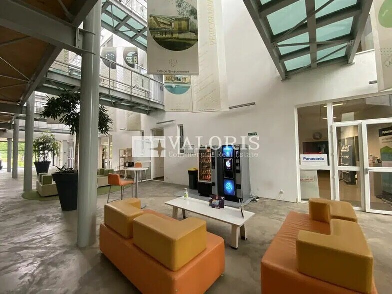 Office in Saint-Priest for sale - Lobby - Image 2 of 9