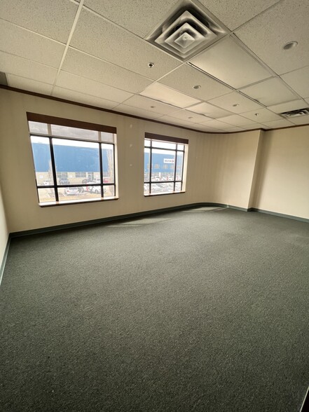 17304-17374 116 Av NW, Edmonton, AB for lease - Building Photo - Image 3 of 4