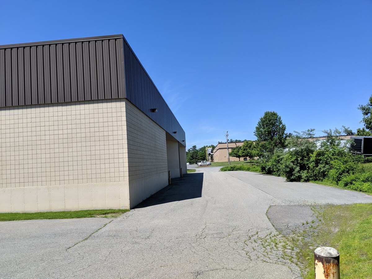 13 Flagstone Dr, Hudson, NH 03051