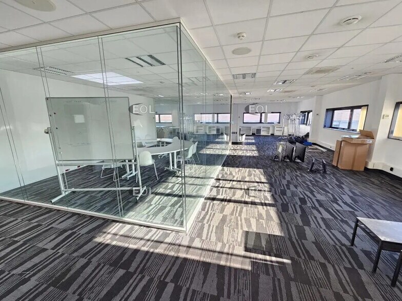 Flex in Ivry-sur-Seine for lease - Interior Photo - Image 2 of 12