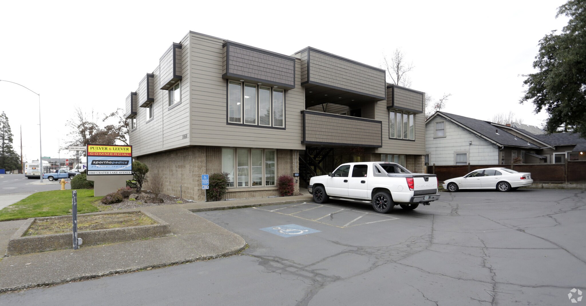 1060 Crater Lake Ave, Medford, OR for lease Primary Photo- Image 1 of 4