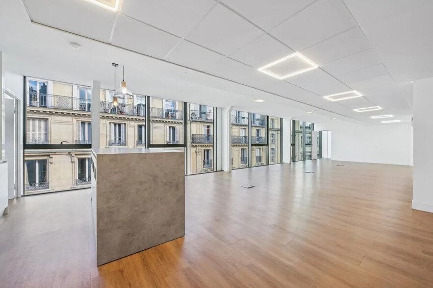 15-17 Rue De Bucarest, Paris for lease - Interior Photo - Image 2 of 19