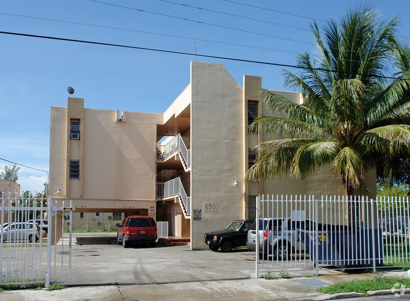 690 NW 3rd St, Miami, FL for sale - Primary Photo - Image 1 of 8
