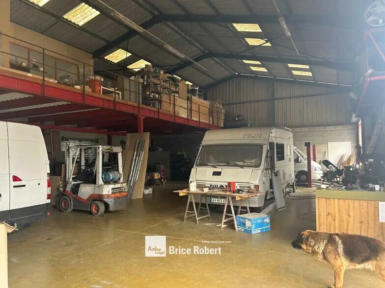 Flex in Marcilly-d'Azergues for lease - Interior Photo - Image 2 of 5