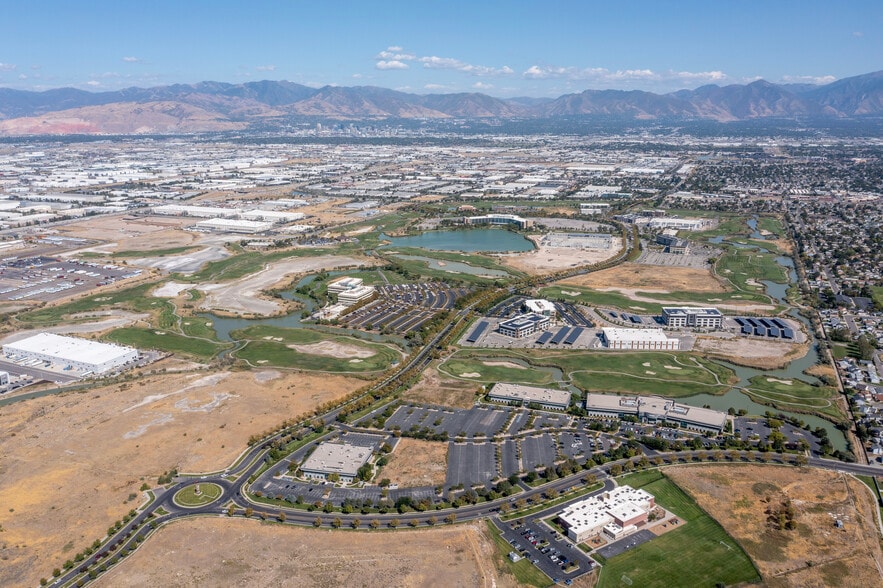 Parkway Center Office Campus portfolio of 3 properties for sale on LoopNet.com - Building Photo - Image 3 of 6