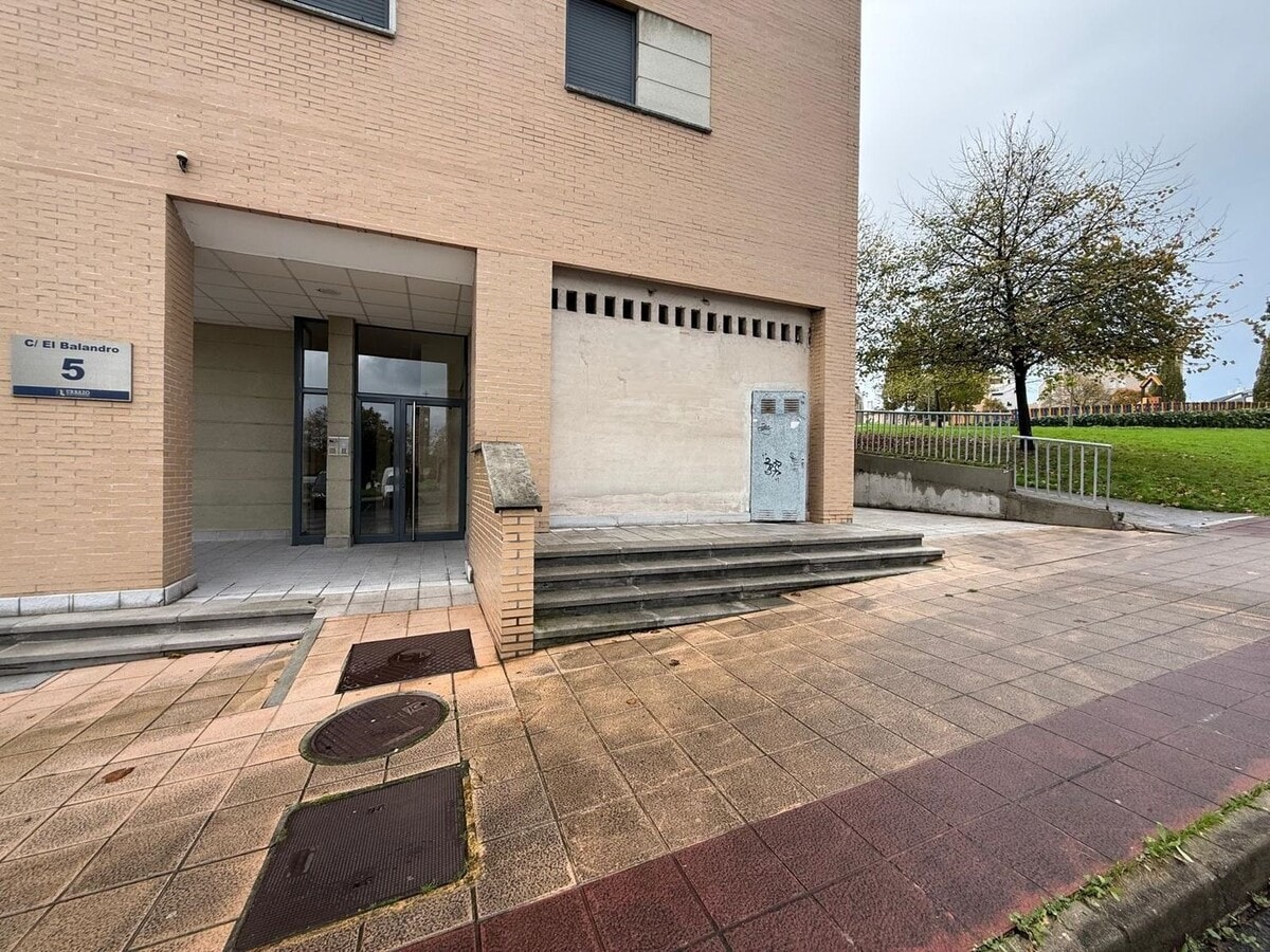 Avilés, AST 33401 - Unit 01 -  - Interior Photo - Image 1 of 11