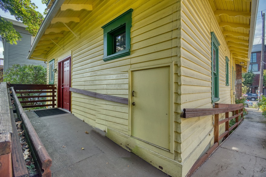 4423 SE Hawthorne Blvd, Portland, OR for sale - Building Photo - Image 2 of 24