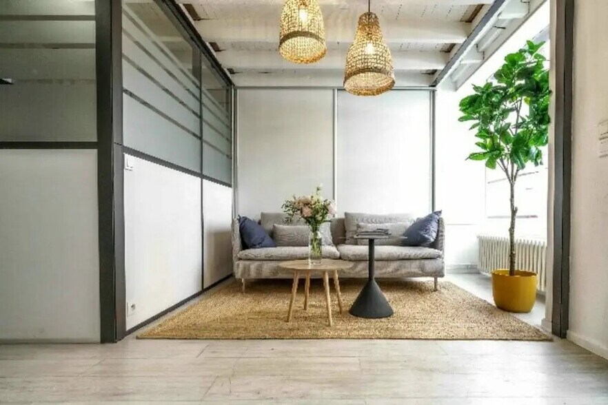 Office in Lyon for lease - Building Photo - Image 1 of 11