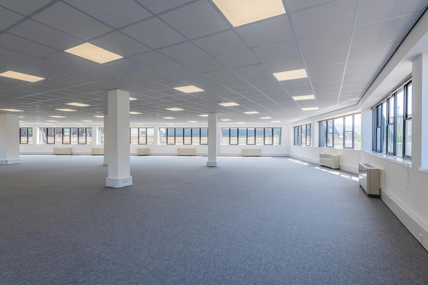 James St W, Bath for lease - Interior Photo - Image 2 of 13