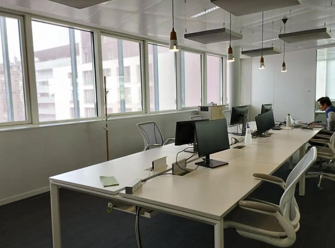 Office in Paris for lease Interior Photo- Image 1 of 3