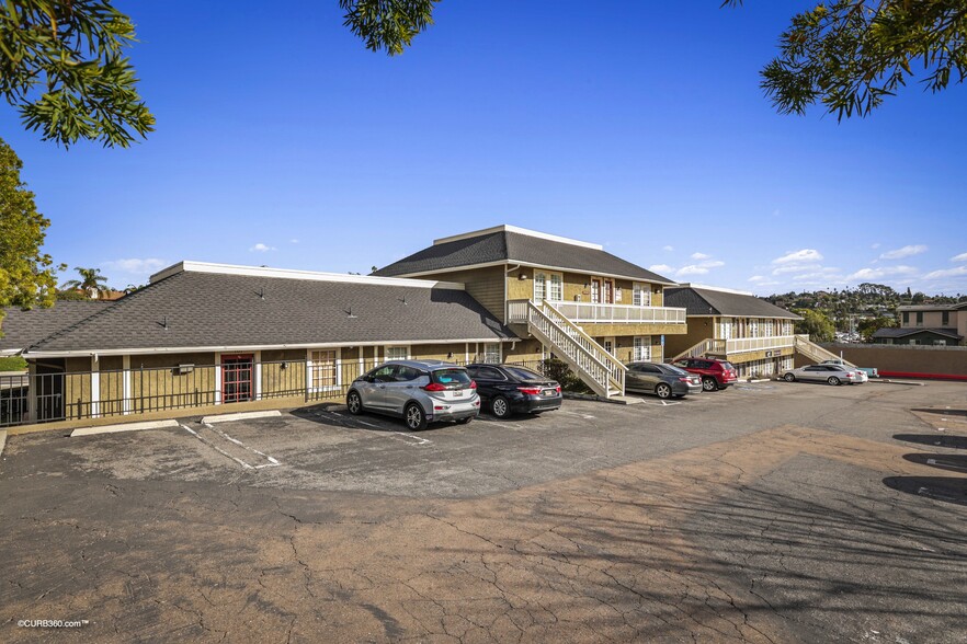 707 Civic Center Dr, Vista, CA for lease - Building Photo - Image 2 of 5