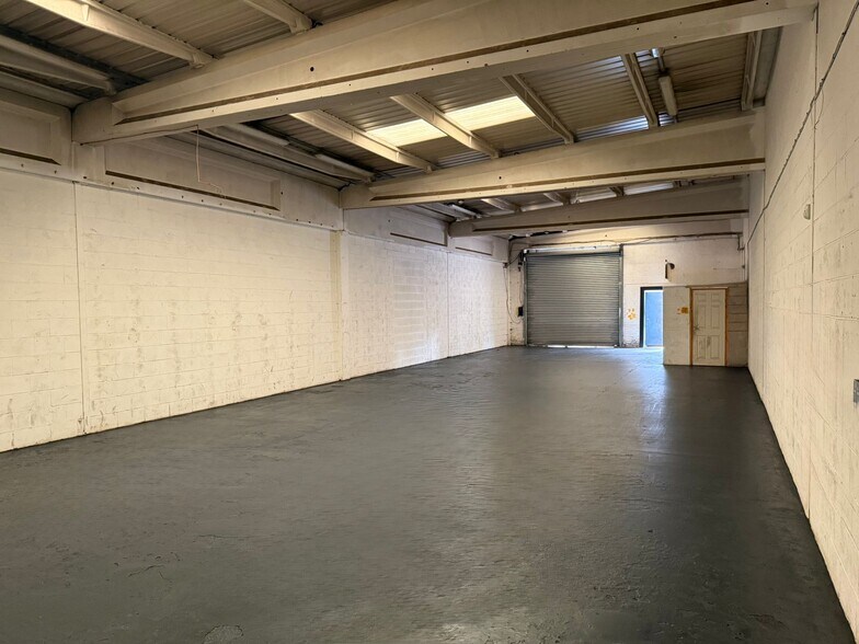 Holme Ln, Bradford for lease - Interior Photo - Image 3 of 3