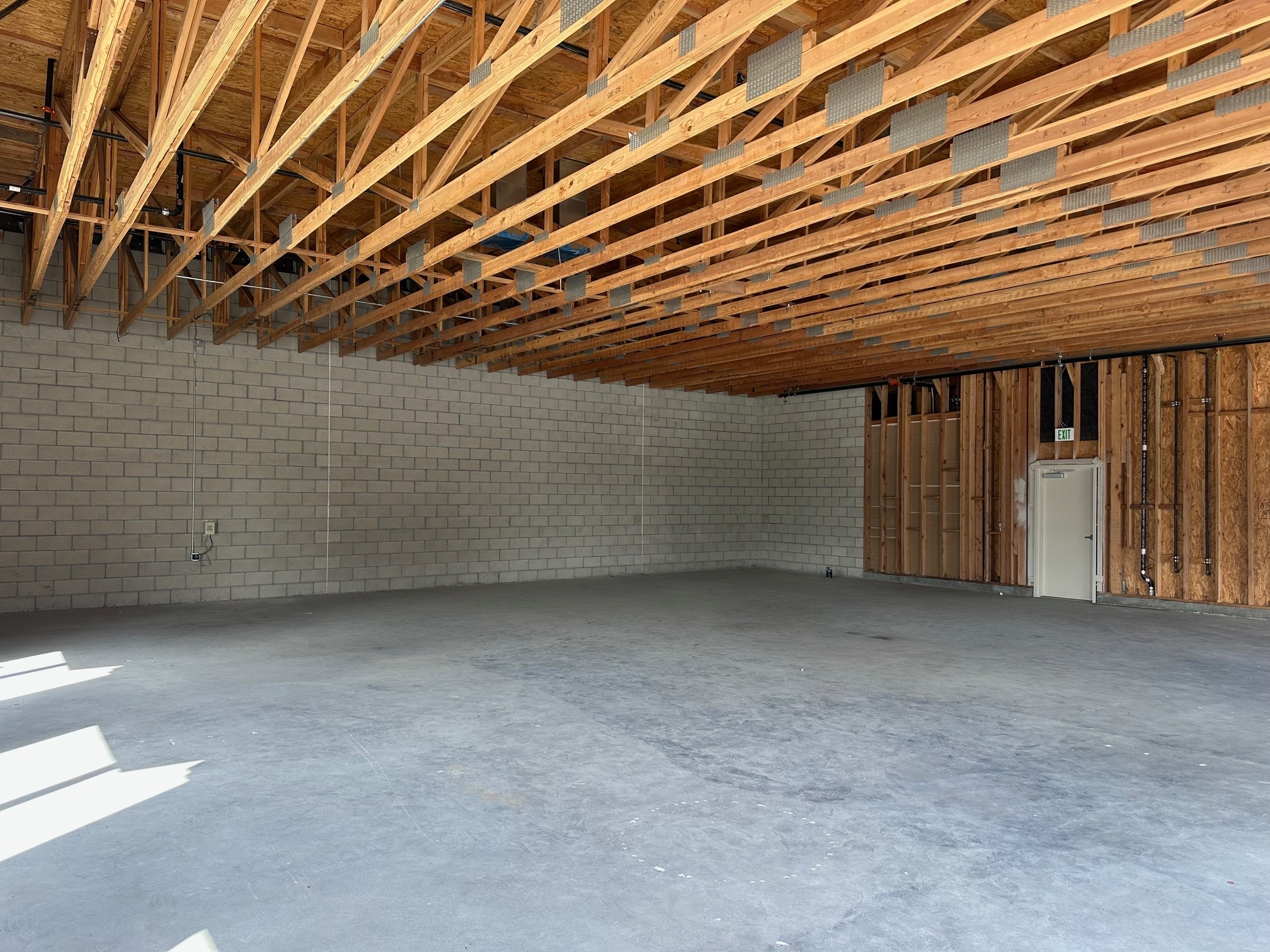 17 Las Tunas Dr, Arcadia, CA for lease Interior Photo- Image 1 of 4