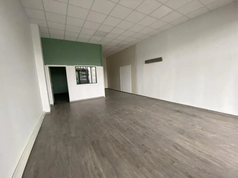 Retail in Nogent-le-Phaye for lease - Interior Photo - Image 3 of 9