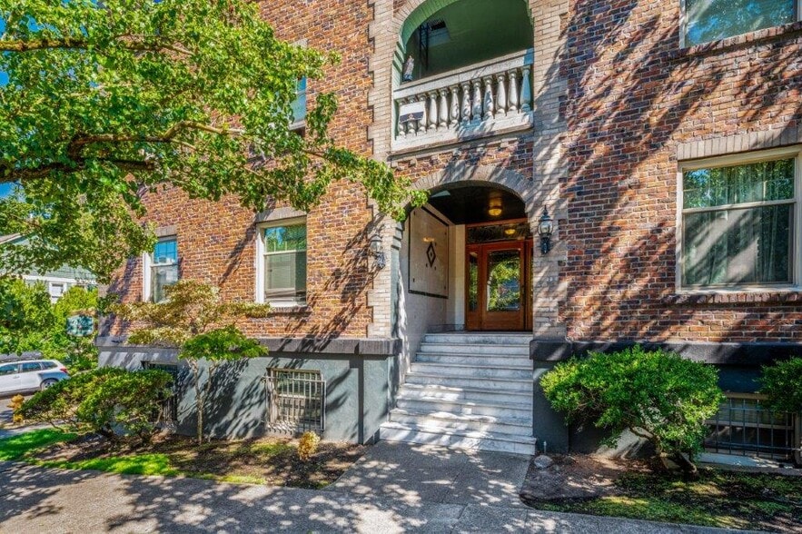 1052 E Thomas St, Seattle, WA for sale - Building Photo - Image 1 of 28