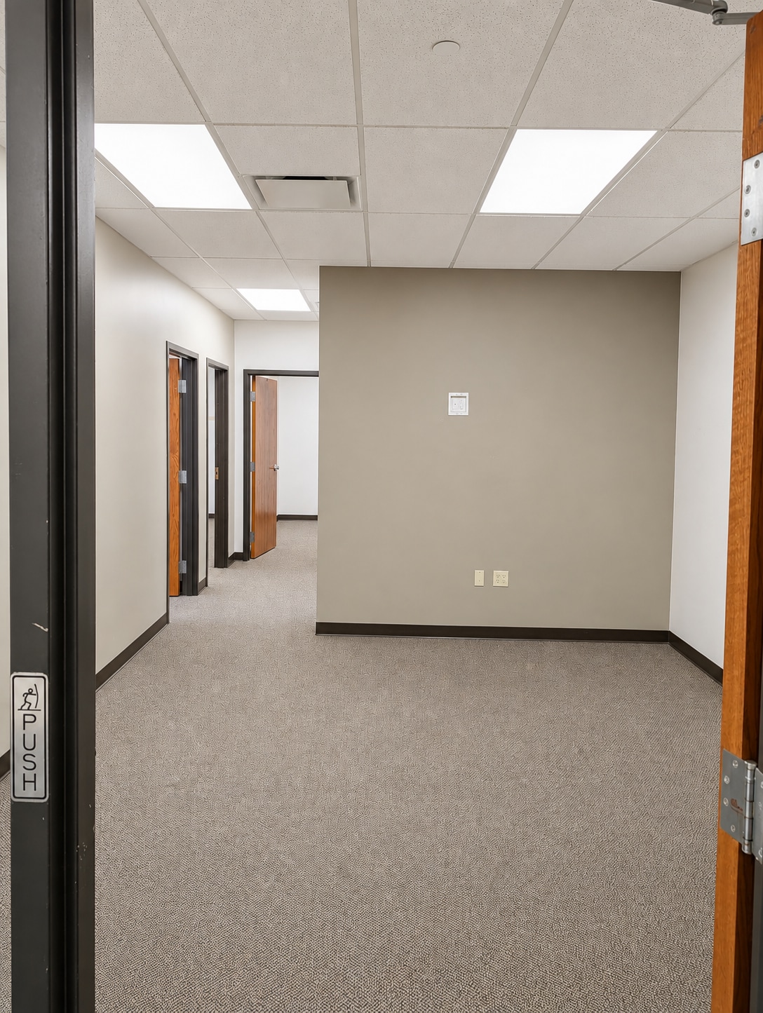 300 Chapel Harbor Dr, Pittsburgh, PA for lease Interior Photo- Image 1 of 12