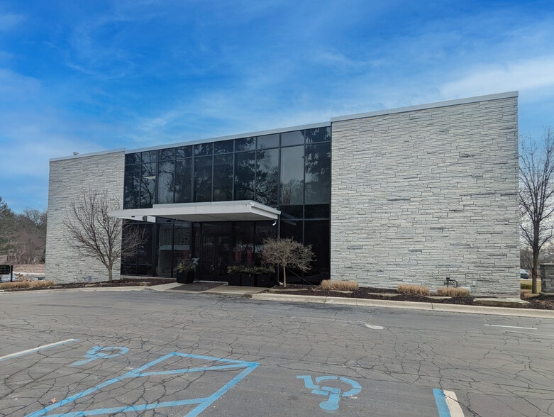 40700 Woodward Ave, Bloomfield Hills, MI for sale - Building Photo - Image 3 of 18