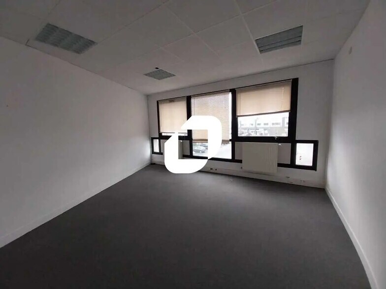 Flex in Villejust for lease - Interior Photo - Image 3 of 13